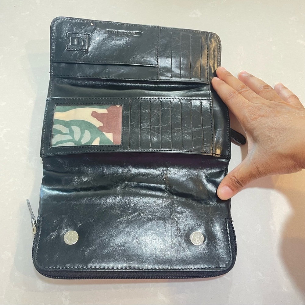 HOBO BLACK LEATHER TRIFOLD WALLET WITH MANY CARDS SLOTS AND ZIPPED COMPARTMENTS
